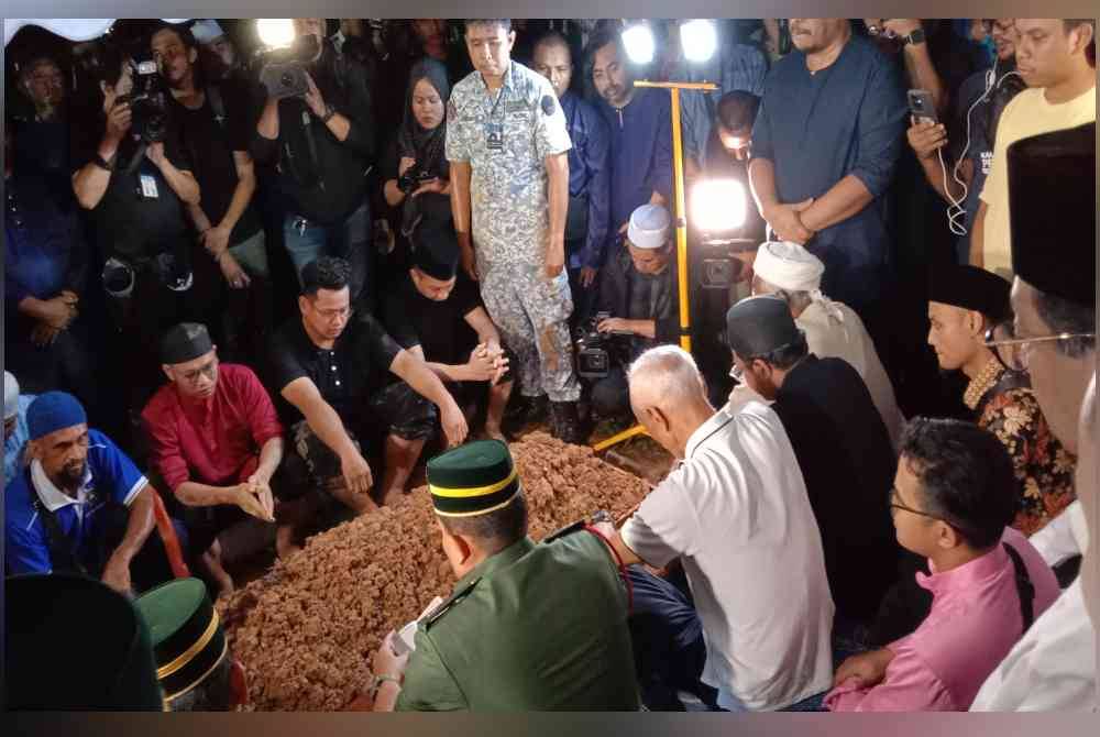 Suasana pilu menyelubungi sekitar pengebumian Wan Rezaudeen Kamal di Tanah Perkuburan Islam Raudhatul Sakinah KL-Karak pada Rabu.