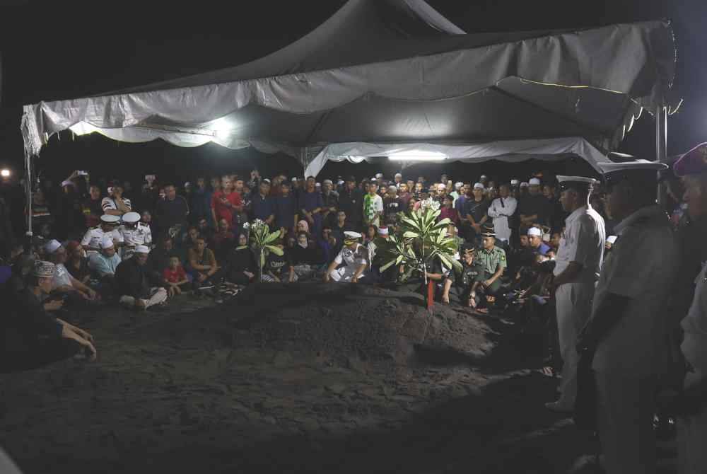 Lebih 500 orang ramai hadir pada pengebumian Mohd Shahrizan di Tanah Perkuburan Islam Batu 10, Lekir.