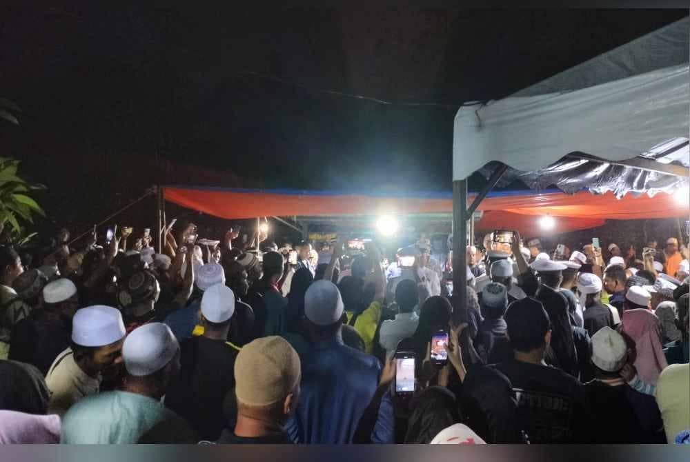 Suasana sayu menyelubungi pengebumian yang dihadiri lebih 1,000 jemaah termasuk ahli keluarga dan kenalan.