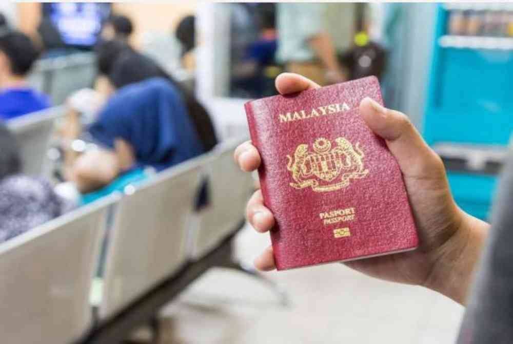 Seorang anak lelaki mendakwa ibunya tidak dibenarkan untuk memperbaharui pasport di UTC Komtar, Pulau Pinang kerana tidak pandai berbahasa Melayu. Foto hiasan 123RF