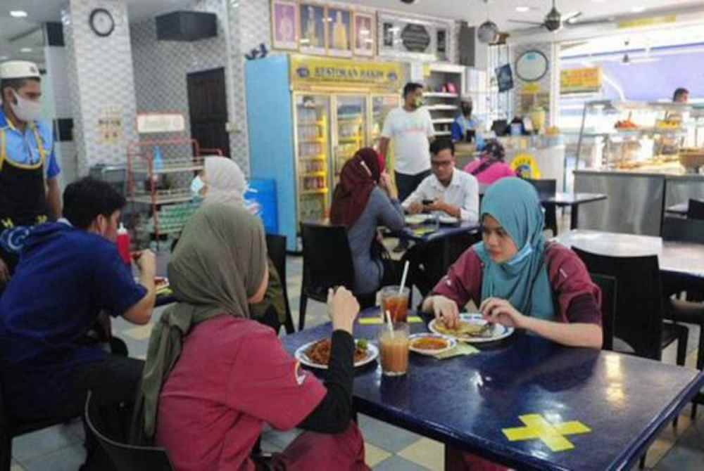 Kedai makan 24 jam itu memainkan peranan penting dalam ekonomi negara dengan menyediakan peluang pekerjaan serta menjana pendapatan melalui jualan makanan dan pelancongan. Gambar hiasan