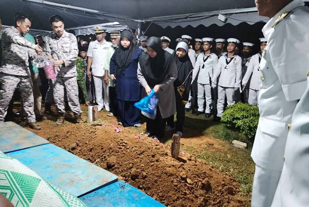 Balu Allahyarham, Marliyati Basri menyiram air mawar serta menaburkan Bunga di kubur Allahyarham Muhammad Amir