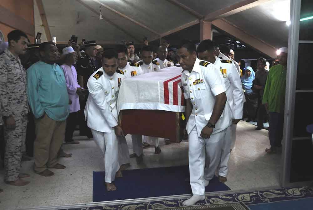 Anggota TLDM membawa keranda Allahyarham Muhammad Amir memasuki Masjid Al-Muqorobbin untuk solat jenazah.
