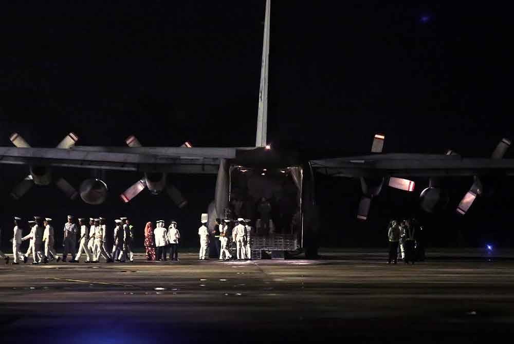 Kapal terbang yang membawa jenazah mendiang Joanna Felicia berlepas dari Lapangan Terbang Sultan Azlan Shah (LTSAS) Ipoh pada jam 7.16 petang Rabu. Foto Bernama