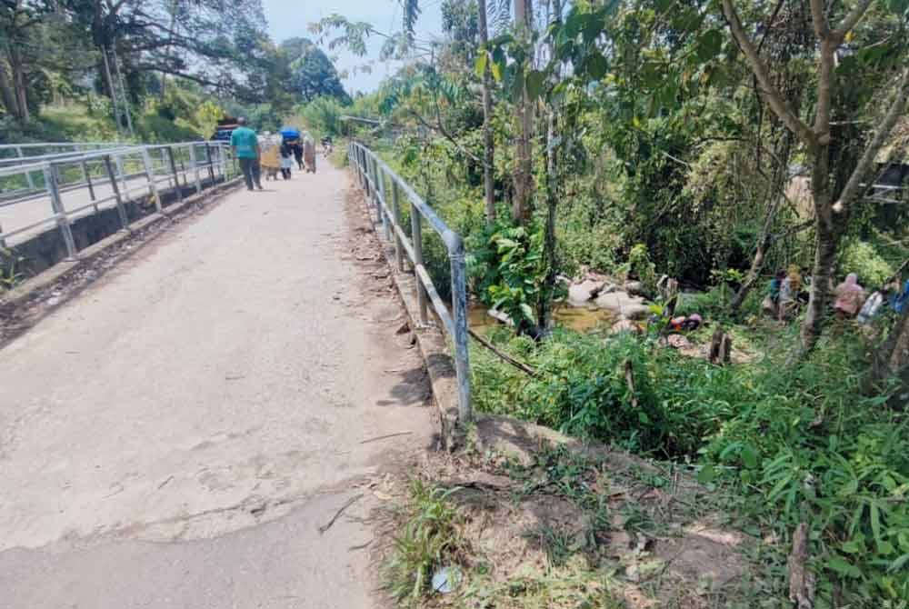 Motosikal ditunggang mangsa dari arah Kampung Jerek menghala ke Dabong.