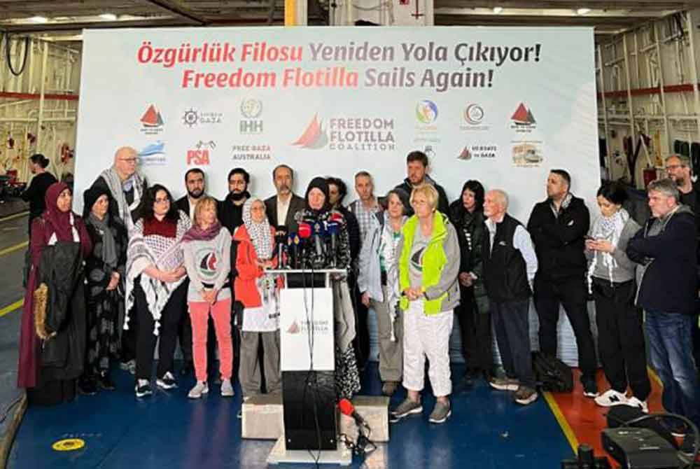 Zohar (tengah) ketika memberi taklimat tentang Freedom Flotilla to Gaza yang dijadualkan pada Jumaat ini. - Awani