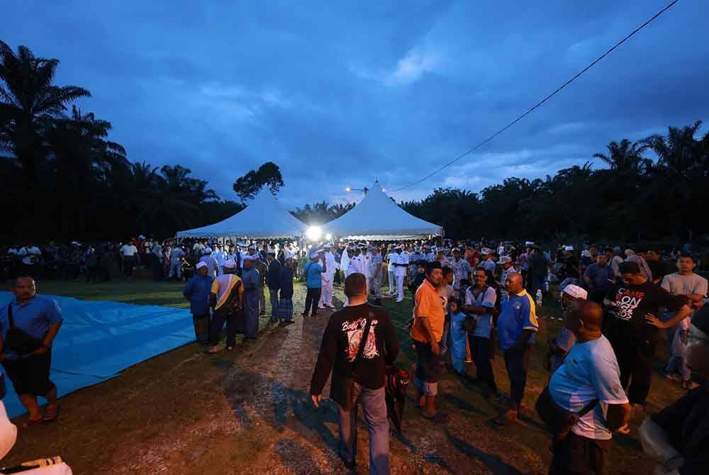 Lebih 1,000 orang ramai hadir menyambut ketibaan jenazah Norfarahimi di Tanah Perkuburan Islam Kampung Damak, Sungai Bayor dekat Selama malam tadi.