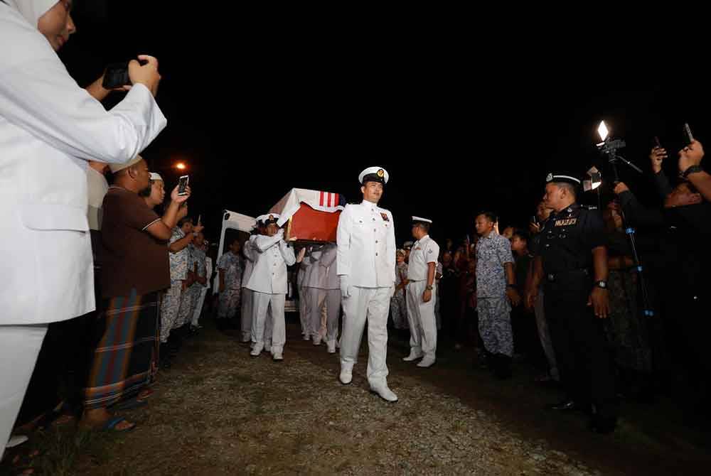 Pengebumian jenazah Norfarahimi dijalankan mengikut istiadat rasmi pengurusan jenazah TLDM di Tanah Perkuburan Islam Kampung Damak, Sungai Bayor dekat Selama malam tadi.