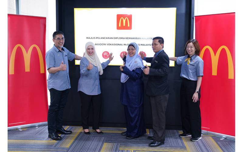 Pengurusan McDonald’s Malaysia serta pengurusan Jabatan Pembangunan Kemahiran, KESUMA melancarkan program pertama DKM Tahap 4 Akademi Vokasional McDonald’s Malaysia di Damansara Utama, Petaling Jaya pada Rabu.