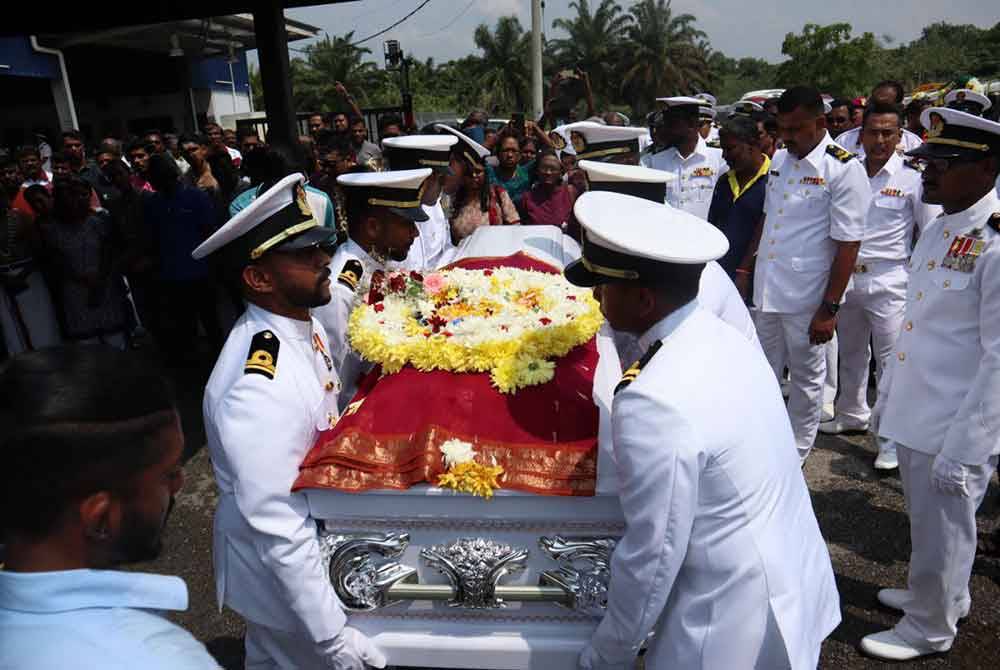 Jasad mendiang turut diberikan kawalan kehormat oleh 14 pegawai dan anggota TLDM sebagai penghormatan terakhir.