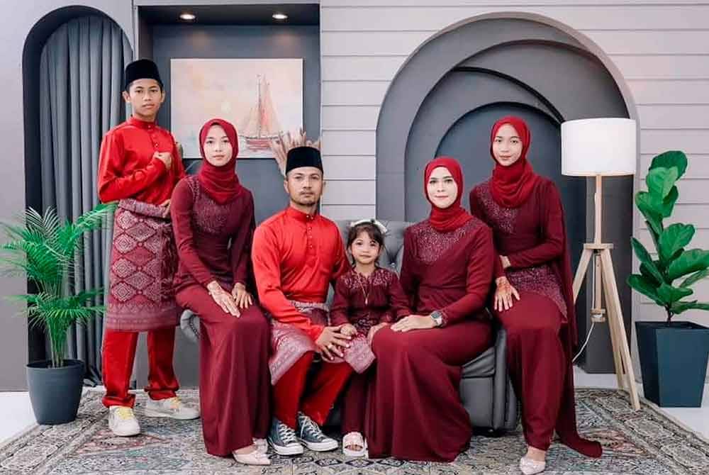 Gambar kenangan Hari Raya Aidilfitri 2024 Allahyarham Noor Rahiza (dua, kanan) bersama keluarga. Foto Bernama