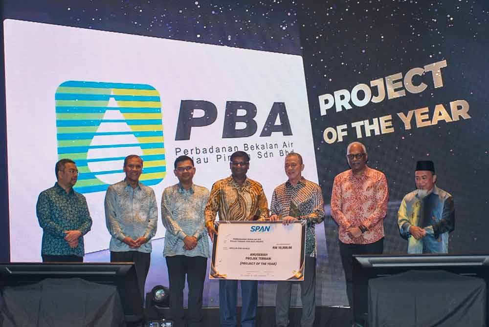 Pathmanathan (empat dari kiri) menerima anugerah yang disampaikan oleh Fadilah pada Majlis Makan Malam Persatuan Air Malaysia (MWA) 2024 di Kuala Lumpur pada Selasa lalu.