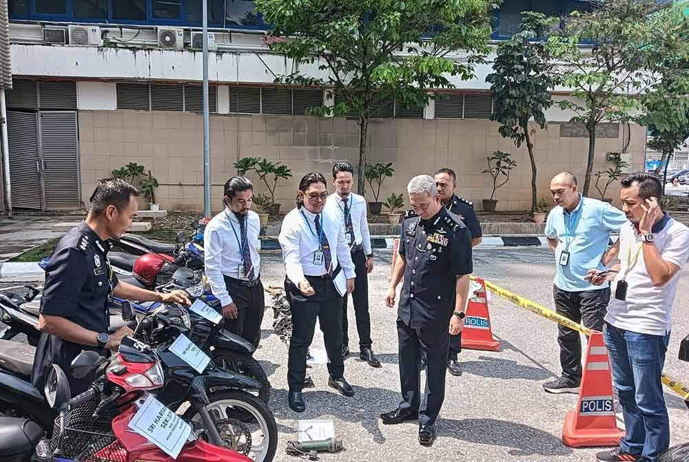 Habibi (tiga dari kanan) ketika meninjau motosikal curi yang dirampas, di IPK Kuala Lumpur pada Khamis. Foto Sinar Harian-HISYAMUDDIN AYUB.