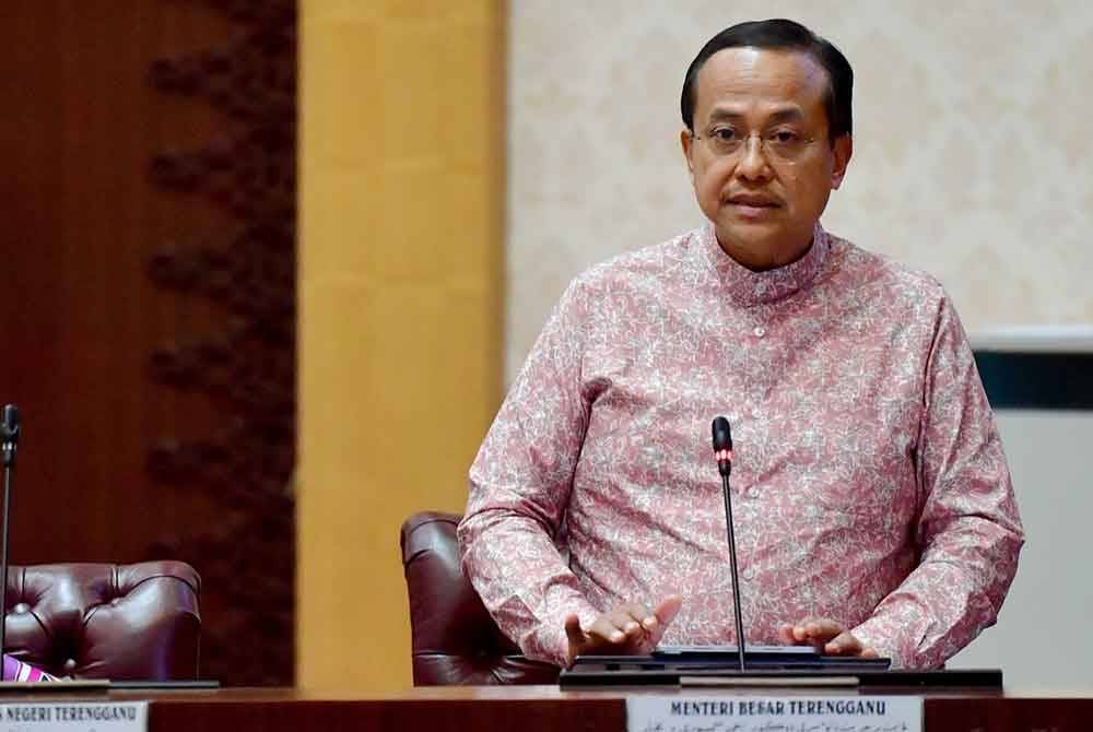 Ahmad Samsuri (kanan) ketika berucap pada sesi penggulungan di Persidangan Dewan Undangan Negeri Terengganu di Wisma Darul Iman pada Khamis.