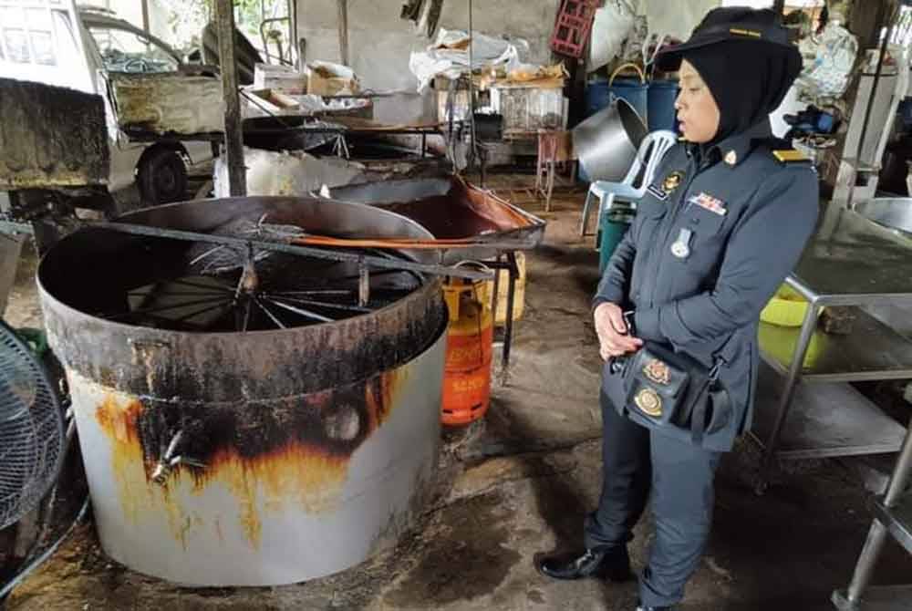 Sebuah kilang memproses tauhu goreng di Bahau diserbu pihak berkuasa selepas disyaki menggunakan logo halal yang tidak diiktiraf Jakim. Foto KPDN Kuala Pilah
