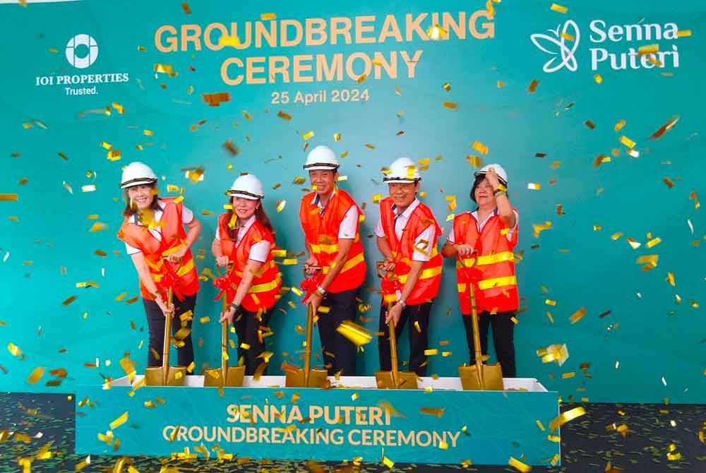 Chin Guan (tengah) melancarkan simbolik Majlis Pecah Tanah Senna Puteri pada Khamis.