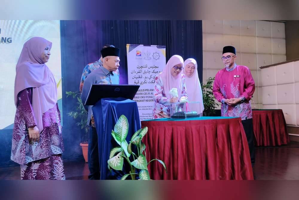 Sabariah menyempurnakan gimik pelancaran Projek Celik Al-Quran Bagi OKU Penglihatan Peringkat Negeri Pahang pada Khamis.