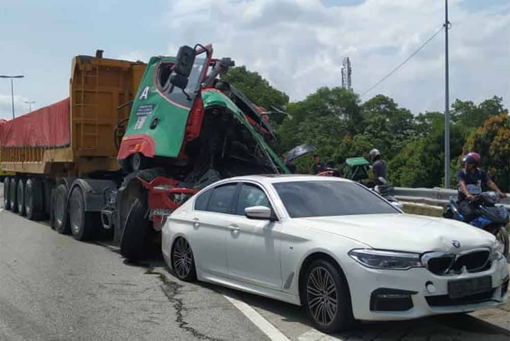 Antara kenderaan terlibat dalam kemalangan di Jalan Salak Tinggi menghala Sepang dekat sini pada Khamis.