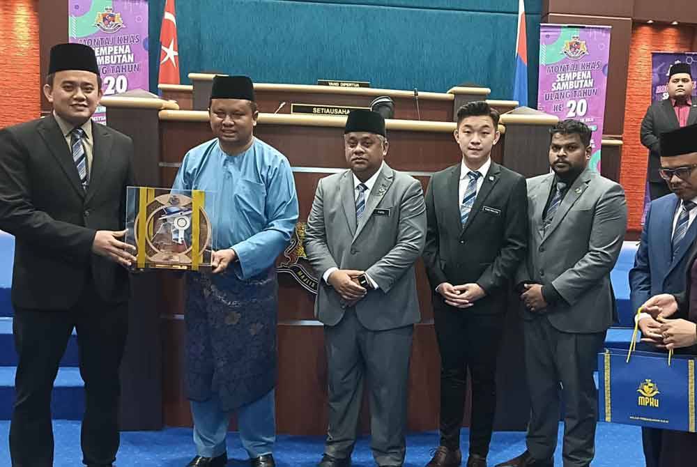 Mohd Fahmi (dua dari kiri) menyampaikan cenderamata selepas Mesyuarat MPKu Bilangan 4/2024 di Dewan Persidangan Bangunan MPKu di Kulai pada Khamis