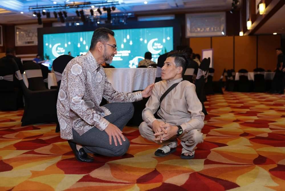 Mohammad Ahmad Shazly menyapa Muhammad Fikri ketika menghadiri majlis sambutan Aidilfitri di Kota Bharu.