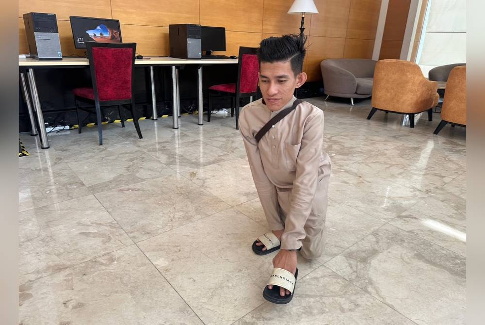 Muhammad Fikri berjalan menggunakan tangan dan lutut.