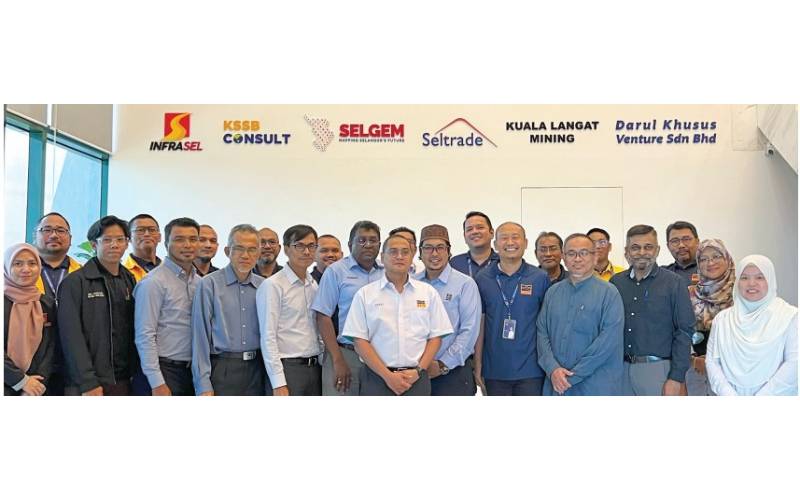 Pengurusan KSSB bergambar bersama juruaudit dari SIRIM QAS International Sdn Bhd selepas Mesyuarat Penutup Audit KSSB, baru-baru ini