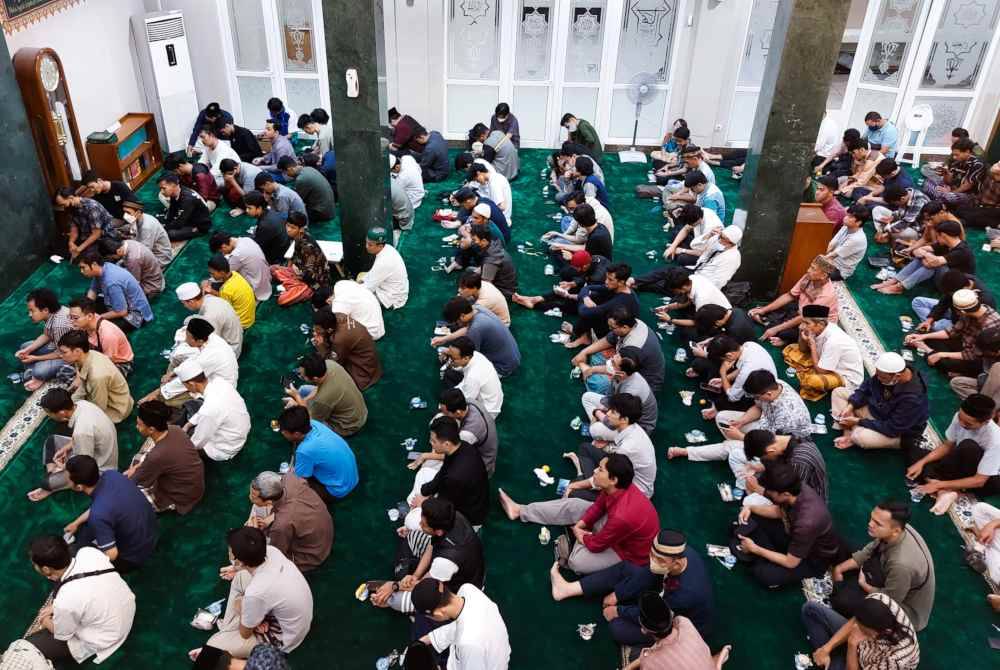 SAMA-SAMALAH kita jadikan madrasah Ramadan tempoh hari untuk memperbaiki diri, sekali gus menjadi umat terbaik bermula bulan Syawal ini. -Foto: Canva