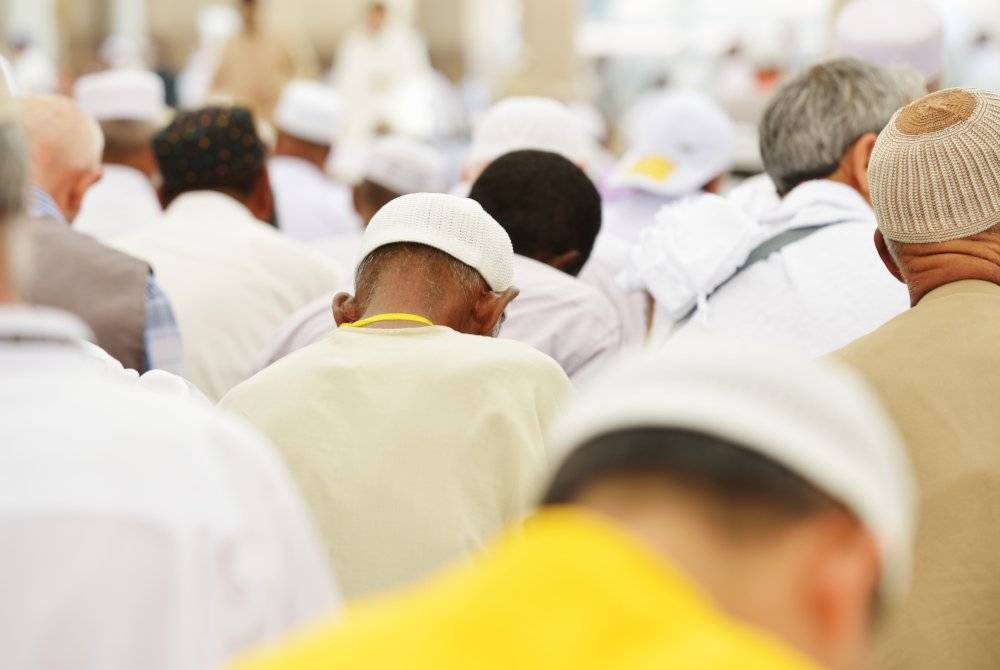 FAHAMI dan hayati ajaran dibawa oleh Islam agar kita tidak mudah terpengaruh dengan budaya tidak baik dan kepincangan yang berlaku. -Foto: Canva