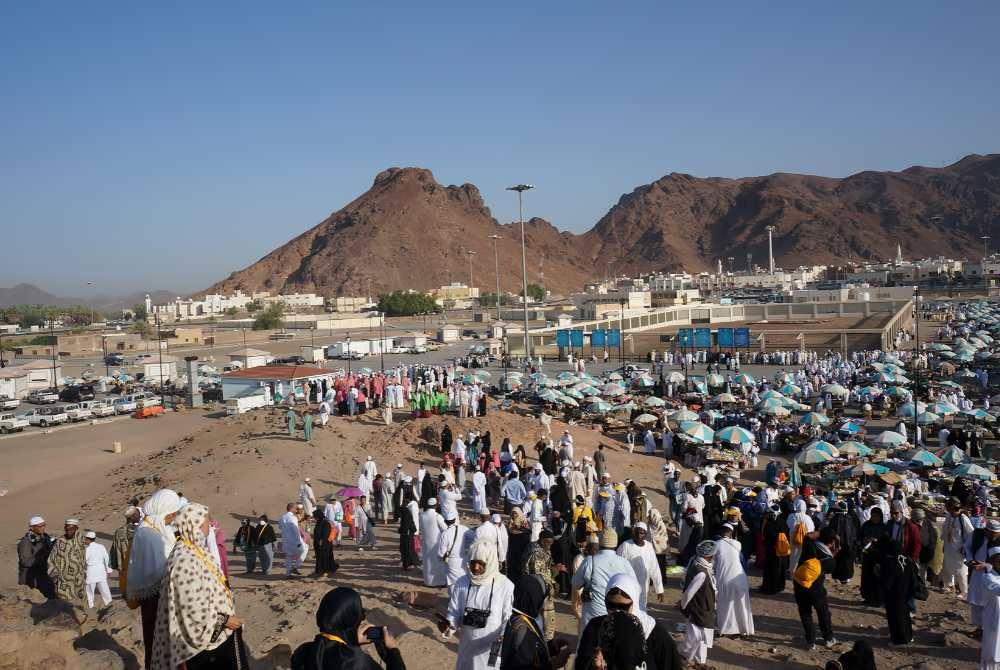 BUKIT UHUD yang terletak di utara Kota Madinah dikunjungi umat Islam dalam mengenang kembali peristiwa tentera Islam kalah kepada pasukan Musyrikin Makkah. Foto Canva