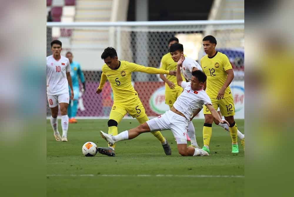 Aksi pasukan negara ketika menentang Vietnam dalam Kumpulan D Piala Asia B-23. Foto FAM