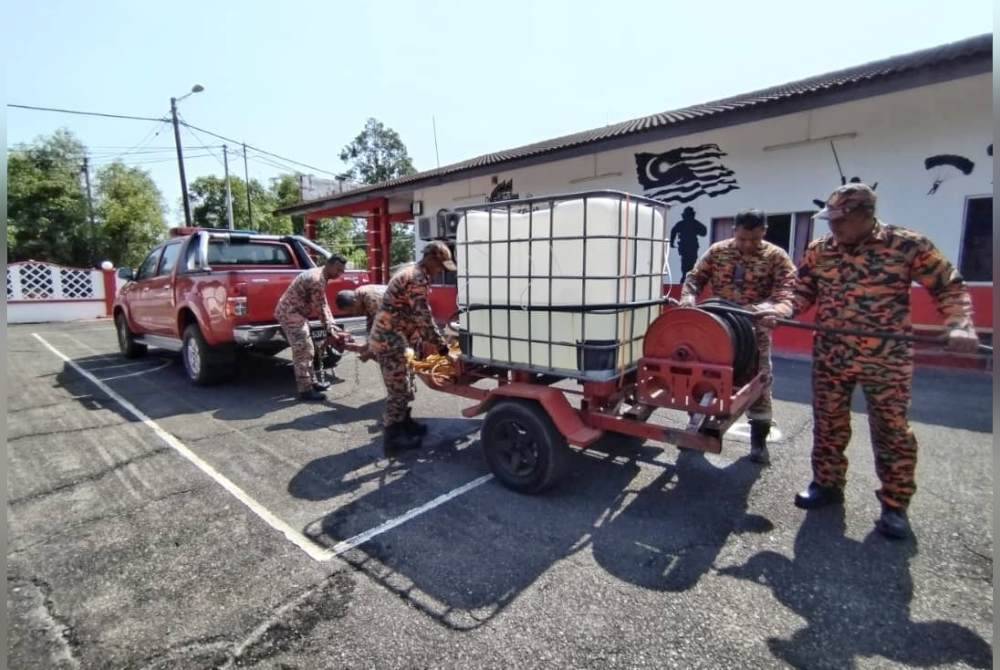 Seramai tiga hingga empat anggota bomba diperlukan untuk menarik jentera sokongan dinamakan sebagai 'mini water trailer' untuk membantu proses pemadaman kebakaran.