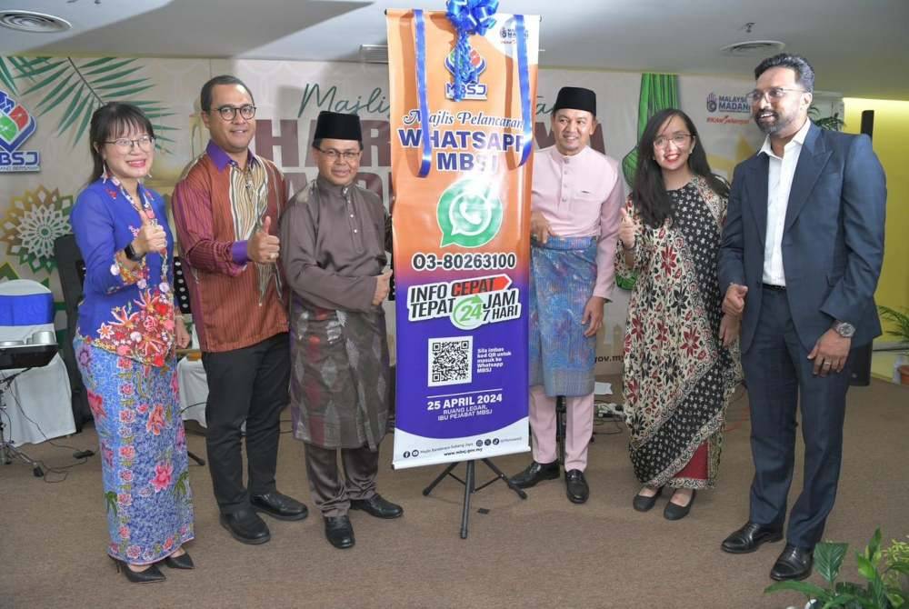 Mohd Fauzi (tiga kiri) melancarkan pelancaran 'Whatsapp Biz MBSJ' pada Majlis Sambutan Aidilfitri MBSJ di sini pada Khamis.