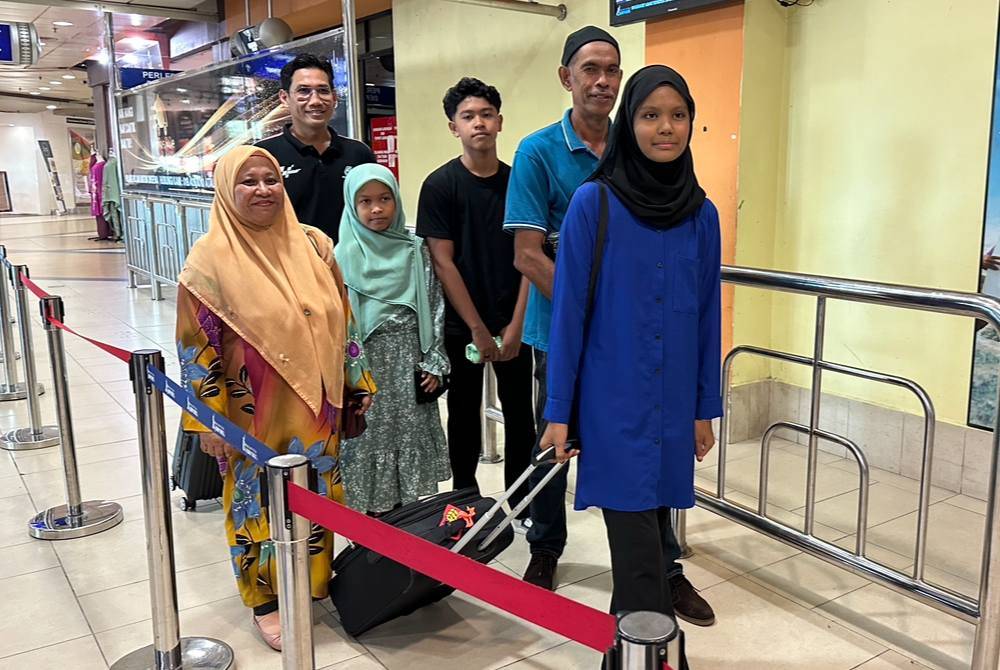 Siti Zubaidah (kanan) berlepas ke Kuala Lumpur pada Jumaat.