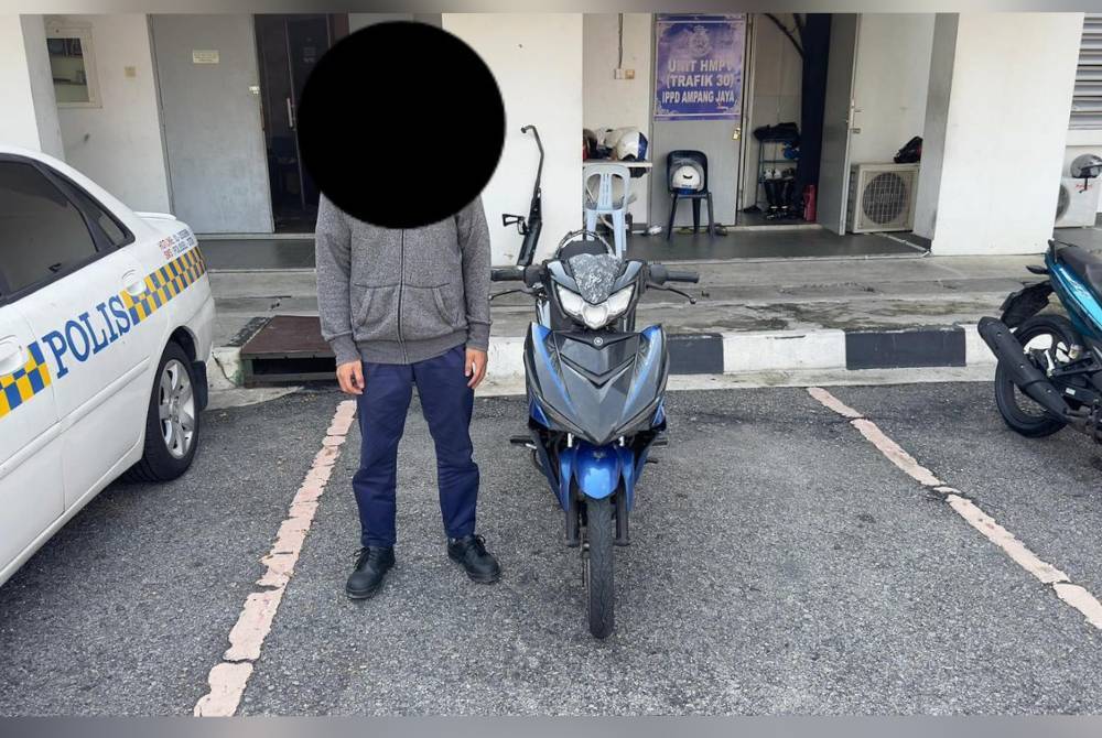 Polis menahan lelaki yang guna nombor pendaftaran milik kenderaan lain pada motosikalnya di Bukit Permai, Ampang pada Khamis.