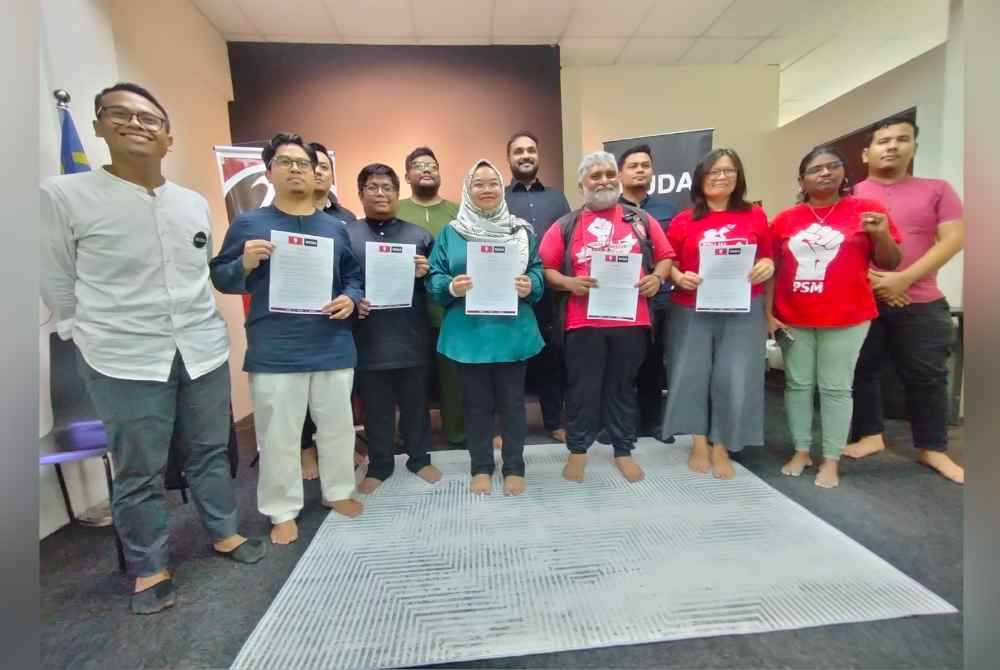 Amira (enam kiri) dan Arul (lima kanan) bersama ahli parti Muda dan PSM