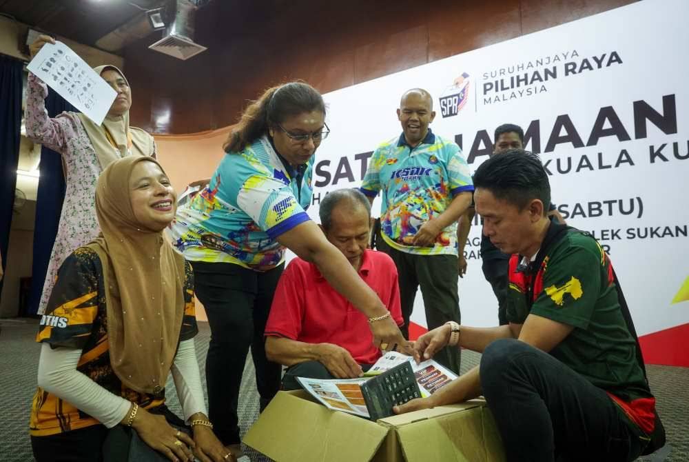 Para petugas Suruhanjaya Pilihan Raya (SPR) giat melakukan persiapan menjelang hari penamaan calon esok ketika tinjauan Bernama di Pusat Penamaan Calon Pilihan Raya Kecil (PRK) N.06 Dewan Undangan Negeri (DUN) Kuala Kubu Baharu, Selangor bertempat di Dewan Serbaguna dan Kompleks Sukan Daerah Hulu Selangor pada Jumaat. Foto Bernama