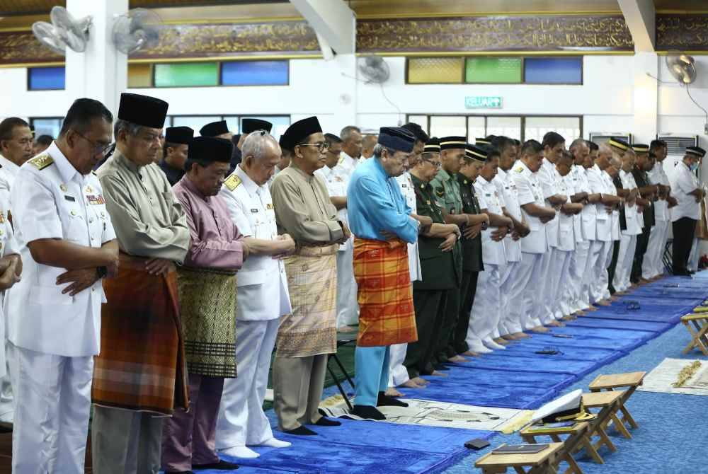 Sultan Sharafuddin (tengah) berkenan berangkat menunaikan solat Jumaat sempena Majlis Bacaan Yasin, Tahlil dan Khutbah Khas bersama lebih 3,000 warga TLDM sempena sambutan Hari TLDM Ke-90 di Lumut.
