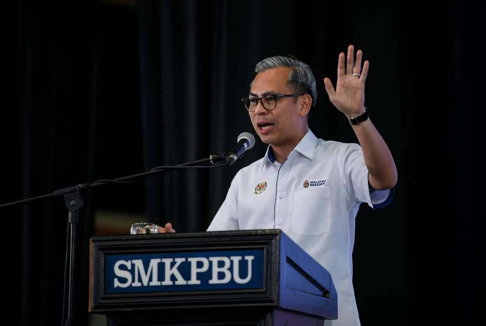 Fahmi menyampaikan ucapan pada program Lawatan Kerja Projek Point of Presence (PoP) Zon Utara di Sekolah Menengah Kebangsaan (SMK) Padang Besar Utara pada Jumaat. Foto Bernama