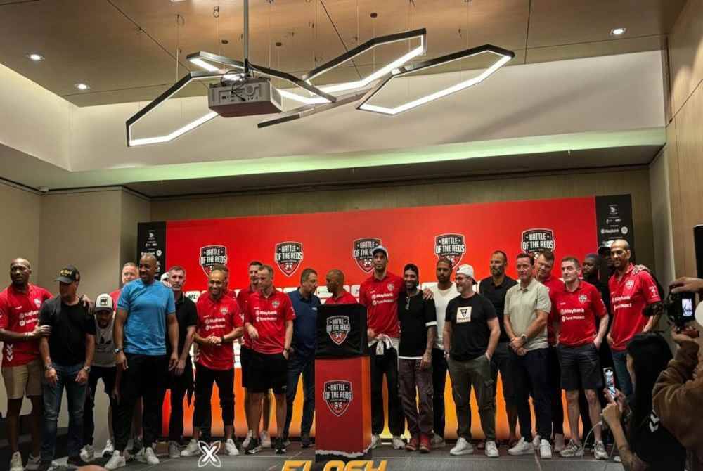 Sebahagian pemain Manchester Reds dan Liverpool Reds yang bakal menghangatkan aksi Battle of The Reds di Bukit Jalil pada Sabtu. Foto Agensi