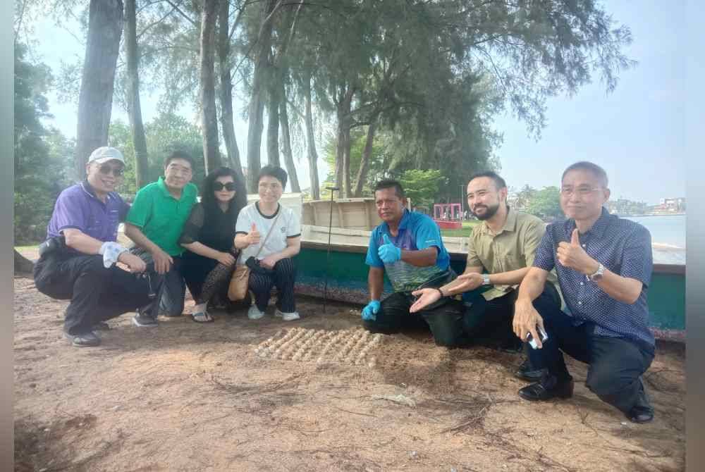 
Hishamudin (tiga kanan) bersama pengurusanGlory Beach Resort dan pelancong dari negara China.