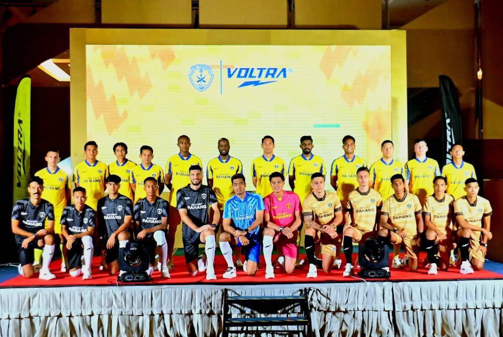 Pemain Sri Pahang mengenakan jersi baharu pada liga super musim ini pada Majlis Pelancaran Jersi dan Pemain Sri Pahang musim 2024/25 di sebuah hotel di sini, pada Jumaat.