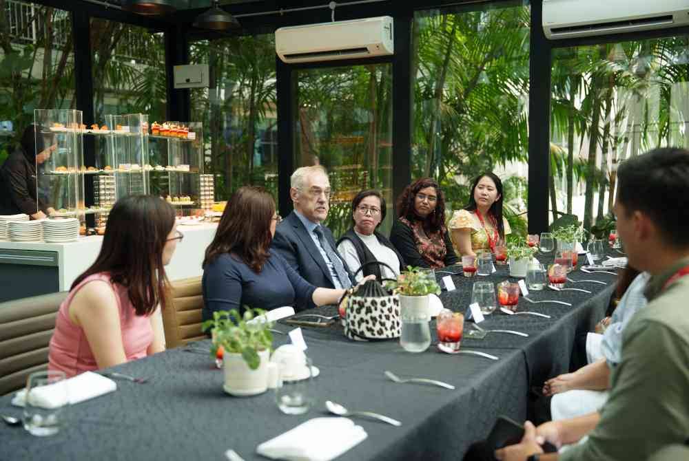 Sesi minum petang Barry Winn (tiga dari kiri) bersama media.