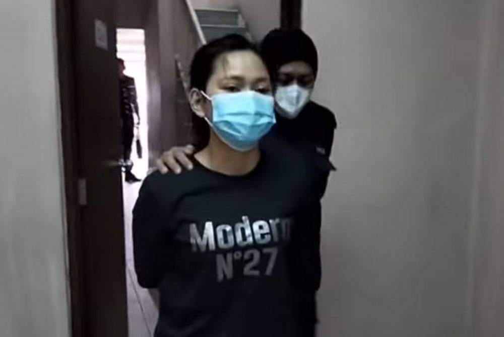 Nurima (kiri) semasa hadir di Mahkamah Majistret Tawau, Sabah pada Januari tahun lepas. 