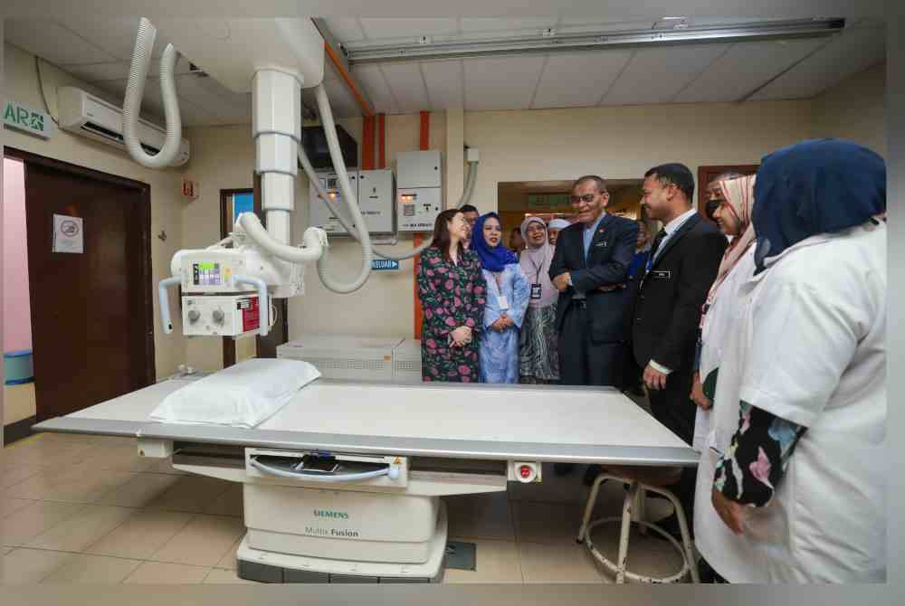 Dr Dzulkefly (tengah) meninjau peralatan bilik X-Ray ketika mengadakan Lawatan Kerja Rasmi ke Fasiliti Kesihatan di Hospital Kuala Kubu Baharu pada Jumaat. Foto Bernama