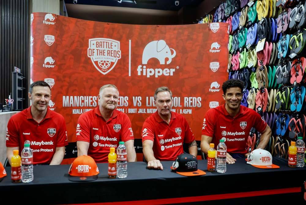 Legenda bola sepak pasukan Manchester United FC Paul Rachubka (kiri), David May (dua dari kiri) bersama legenda bola sepak pasukan Liverpool FC Jason McAteer (dua,kanan) dan David James (kanan) pada sesi ramah mesra bersama peminat di Butik Fipper, Sunway Pyramid, Selangor pada Jumaat. Foto Bernama