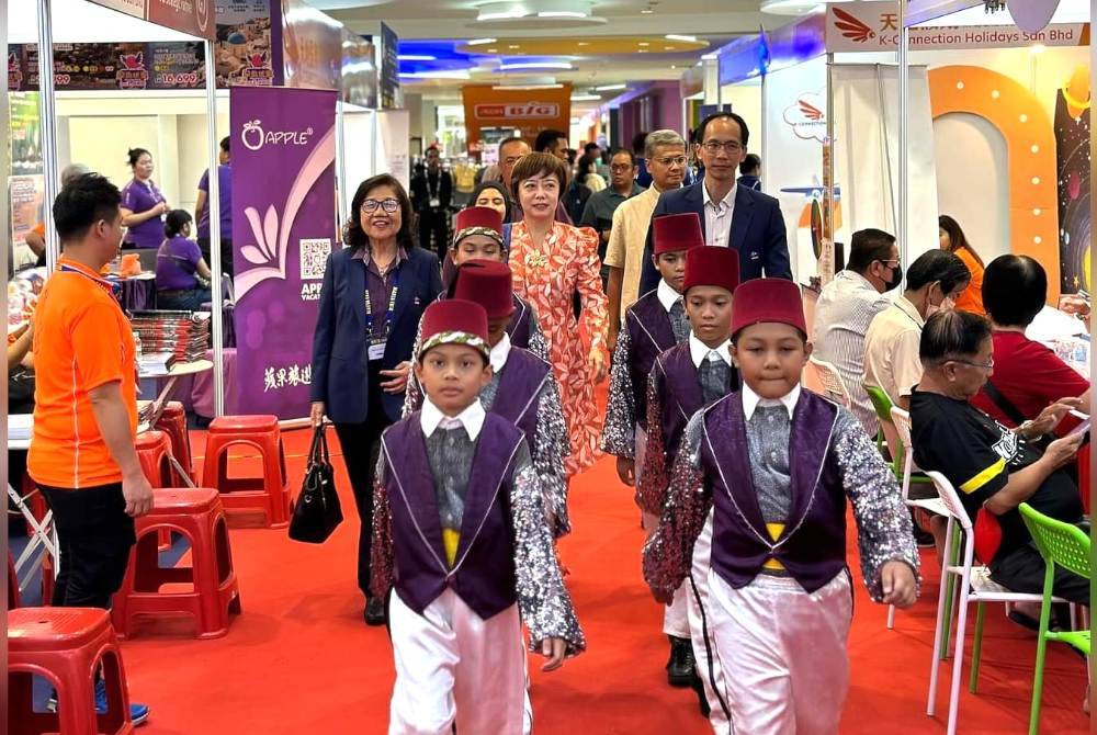 Nicole (tengah) merasmikan MATTA Fair 2024 Negeri Sembilan pada Jumaat.