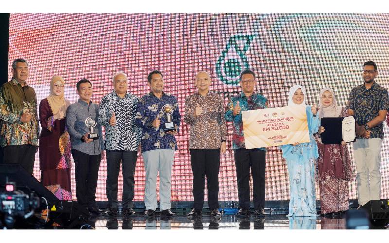 Armizan (tengah) bergambar bersama wakil Petronas yang memenangi pingat emas kategori Platinum pada majlis AHIN 2024 yang diadakan bersempena sambutan HHIN 2024 di Menara MyIPO, Petaling Jaya pada Jumaat.