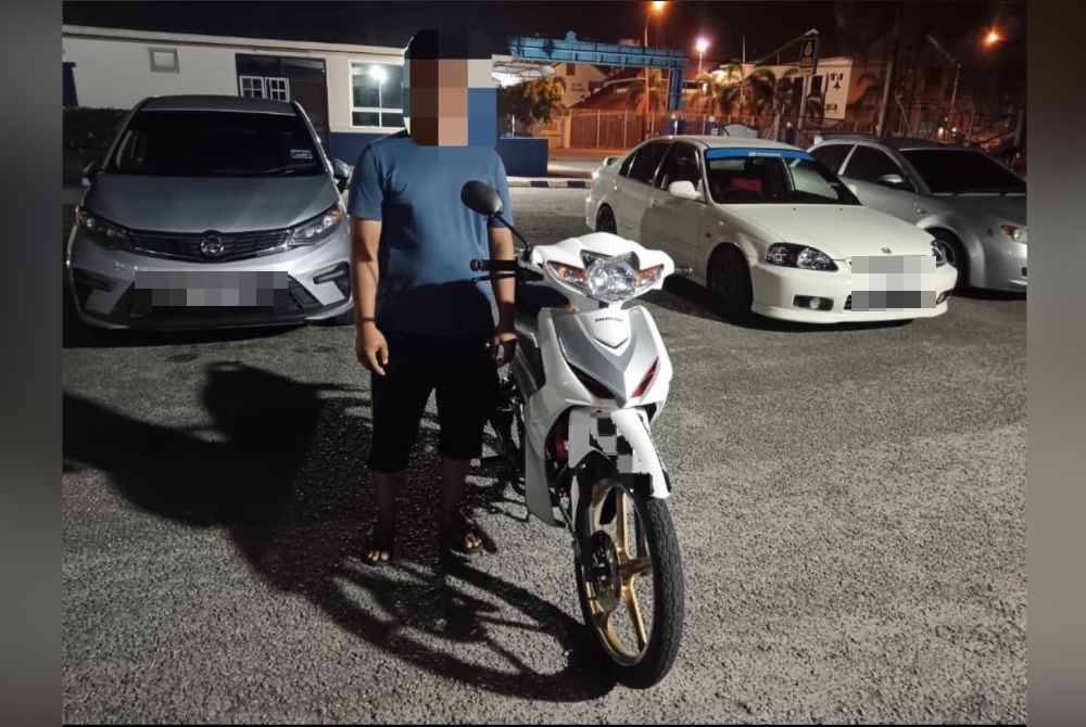 Seorang penunggang motosikal yang turut ditahan kerana melakukan kesalahan lalu lintas.