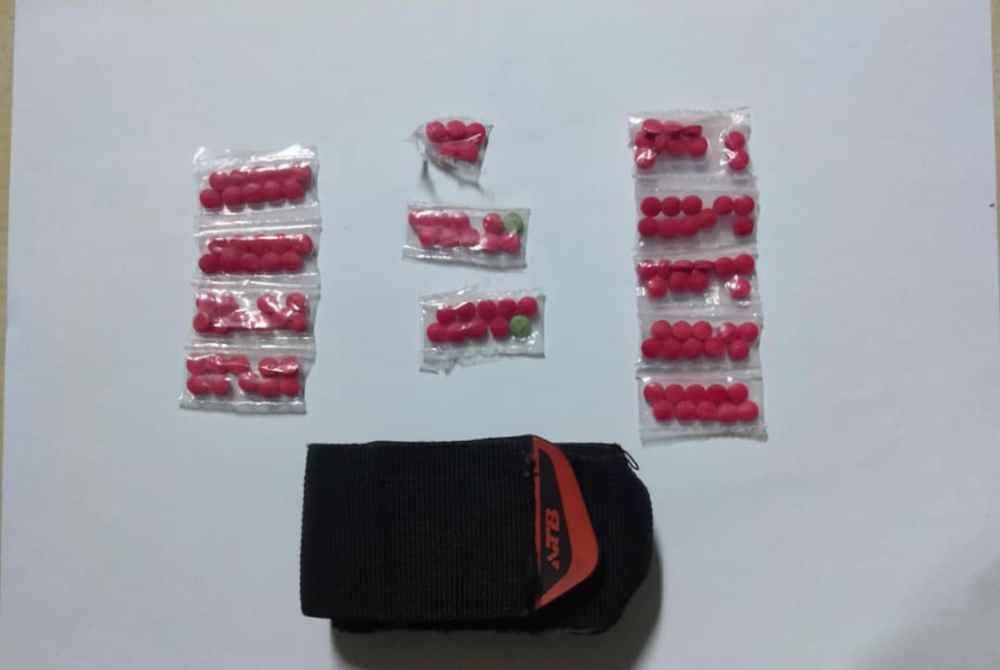 Pil kuda yang dirampas daripada seorang penunggang motosikal.