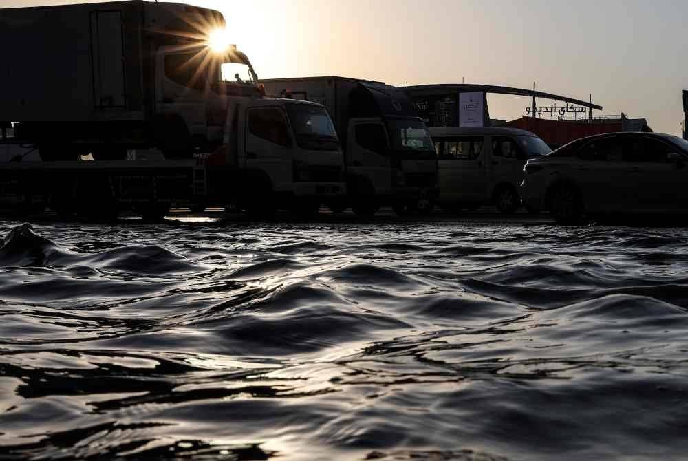 
Jalan utama menuju ke Lapangan Antarabangsa Dubai tidak dapat dilalui oleh kenderaan.